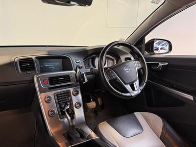 2016 Volvo V60 - Thumbnail