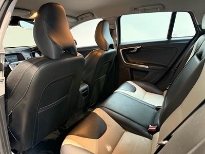 2016 Volvo V60 - Thumbnail