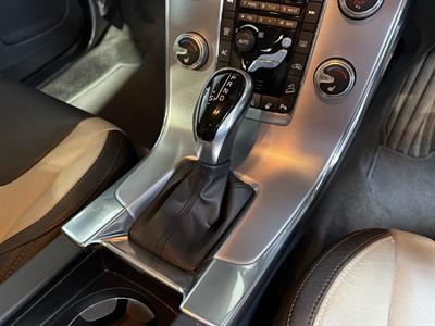 2016 Volvo V60 - Thumbnail