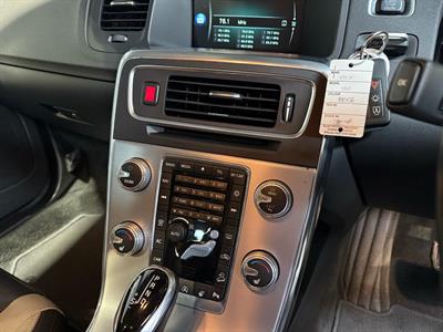 2016 Volvo V60 - Thumbnail