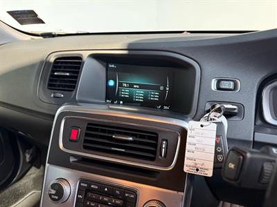 2016 Volvo V60 - Thumbnail