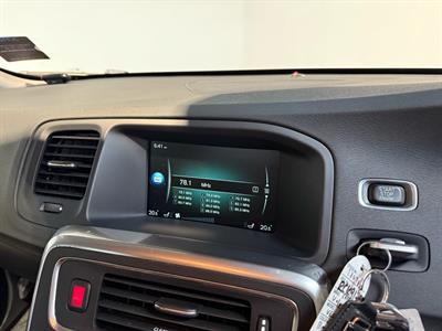 2016 Volvo V60 - Thumbnail