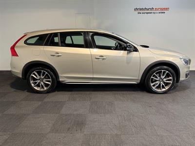 2016 Volvo V60 - Thumbnail