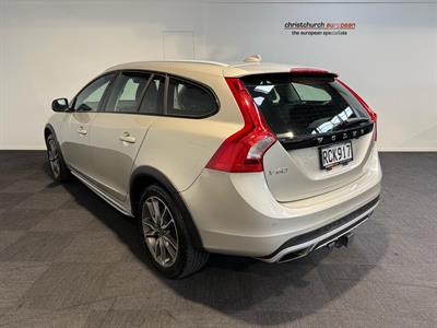2016 Volvo V60 - Thumbnail