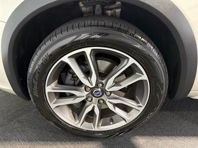 2016 Volvo V60 - Thumbnail