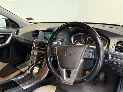2016 Volvo V60 - Thumbnail