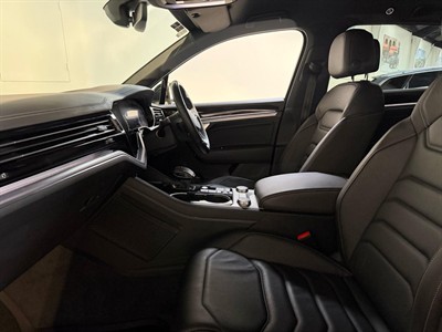 2023 Volkswagen Touareg - Thumbnail