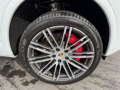 2015 Porsche Cayenne - Thumbnail