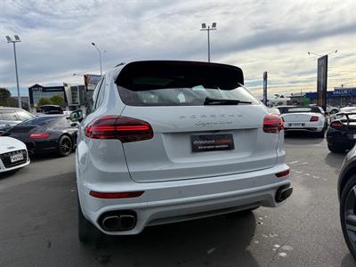 2015 Porsche Cayenne - Thumbnail