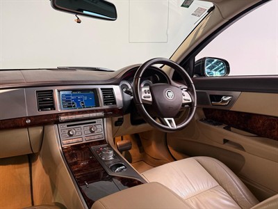 2011 Jaguar XF - Thumbnail