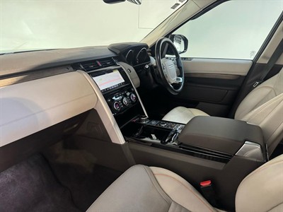 2017 Land Rover Discovery - Thumbnail