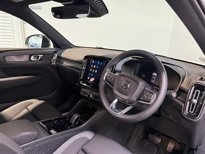 2022 Volvo XC40 - Thumbnail