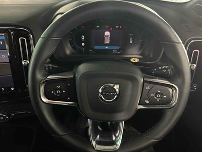 2022 Volvo XC40 - Thumbnail
