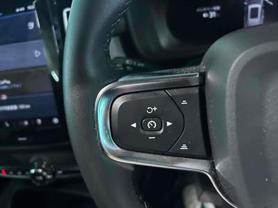 2022 Volvo XC40 - Thumbnail