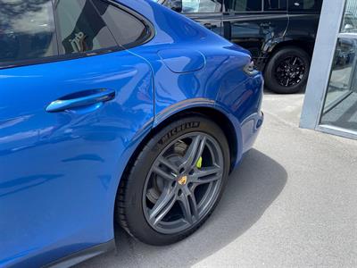 2017 Porsche Panamera - Thumbnail