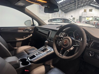 2017 Porsche Macan - Thumbnail