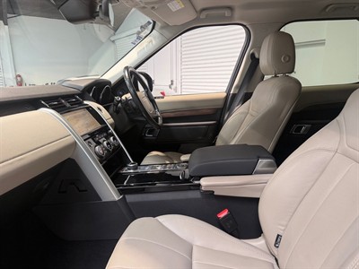 2017 Land Rover Discovery - Thumbnail