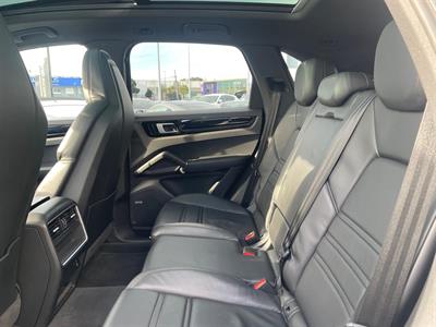 2020 Porsche Cayenne - Thumbnail