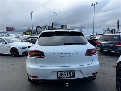 2015 Porsche Macan - Thumbnail