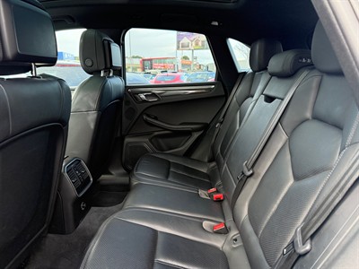 2015 Porsche Macan - Thumbnail