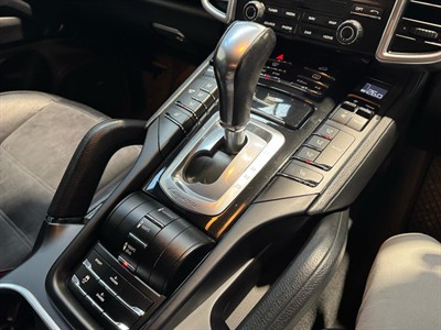 2017 Porsche Cayenne - Thumbnail