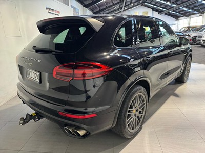 2017 Porsche Cayenne - Thumbnail