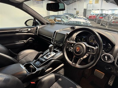 2017 Porsche Cayenne - Thumbnail