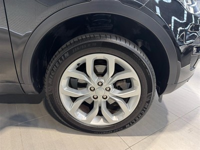 2017 Land Rover Discovery - Thumbnail