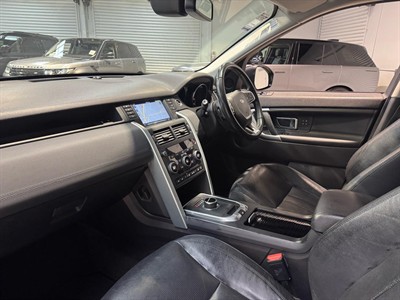 2017 Land Rover Discovery - Thumbnail
