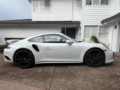 2017 Porsche 911 - Thumbnail