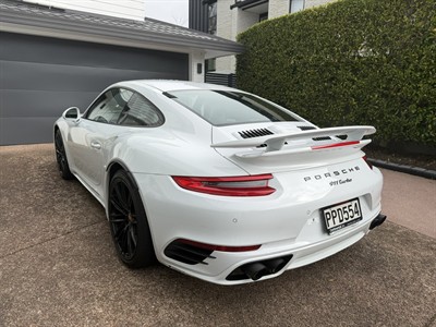 2017 Porsche 911 - Thumbnail