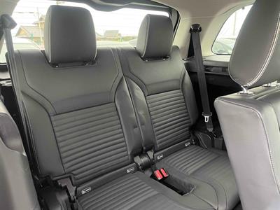 2017 Land Rover Discovery - Thumbnail