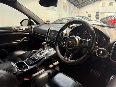 2017 Porsche Cayenne - Thumbnail