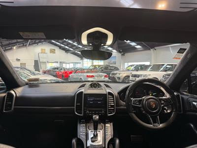 2017 Porsche Cayenne - Thumbnail