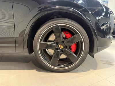 2017 Porsche Cayenne - Thumbnail
