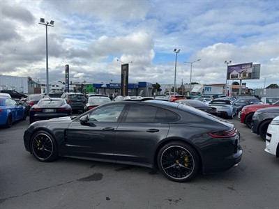 2017 Porsche Panamera - Thumbnail