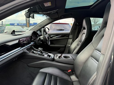 2017 Porsche Panamera - Thumbnail