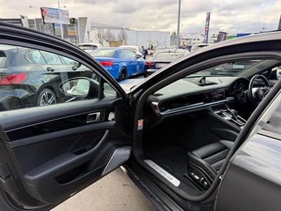 2017 Porsche Panamera - Thumbnail