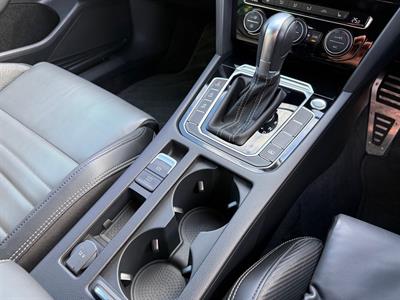 2017 Volkswagen Passat - Thumbnail