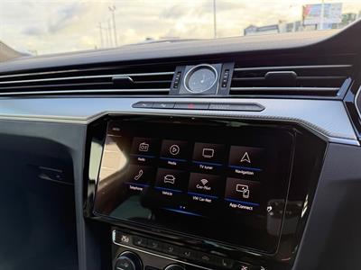 2017 Volkswagen Passat - Thumbnail