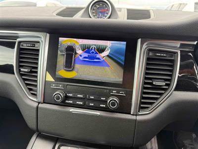 2016 Porsche Macan - Thumbnail