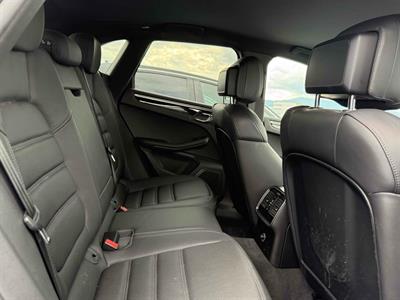 2016 Porsche Macan - Thumbnail