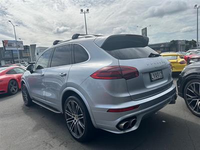 2015 Porsche Cayenne - Thumbnail