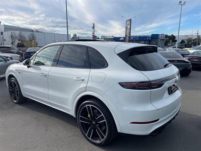 2020 Porsche Cayenne - Thumbnail