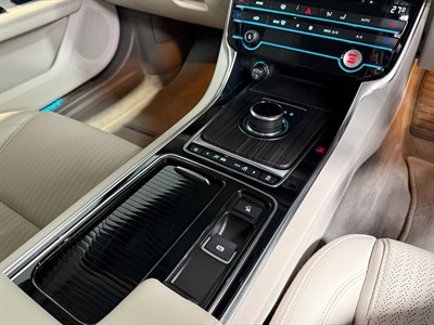 2018 Jaguar XF - Thumbnail