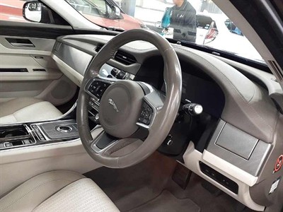 2018 Jaguar XF - Thumbnail