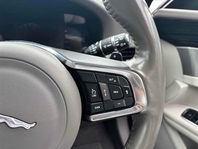 2018 Jaguar XF - Thumbnail