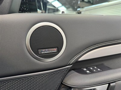 2025 Land Rover Discovery - Thumbnail