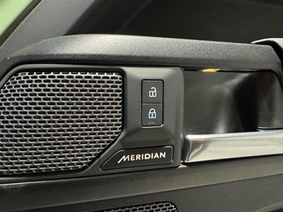 2023 Land Rover Defender - Thumbnail