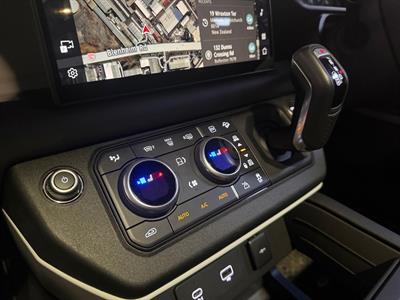 2024 Land Rover Defender - Thumbnail